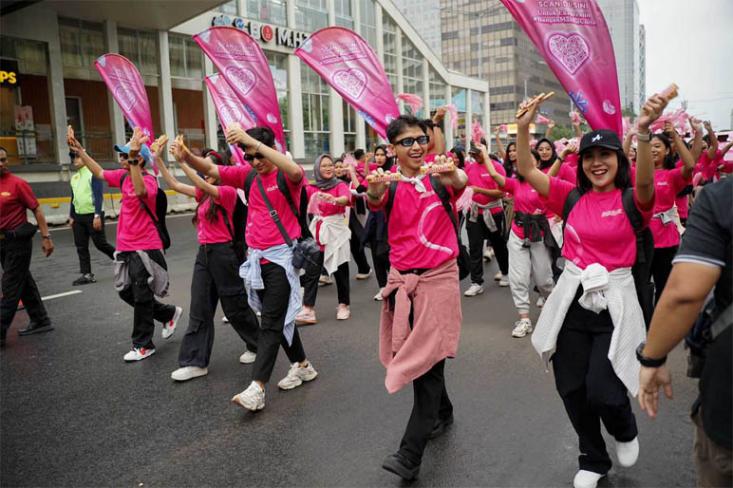 SilverQueen Fun Walk Satukan Kita Movement Special pada acara Car Free Day (CFD). Foto: Ist