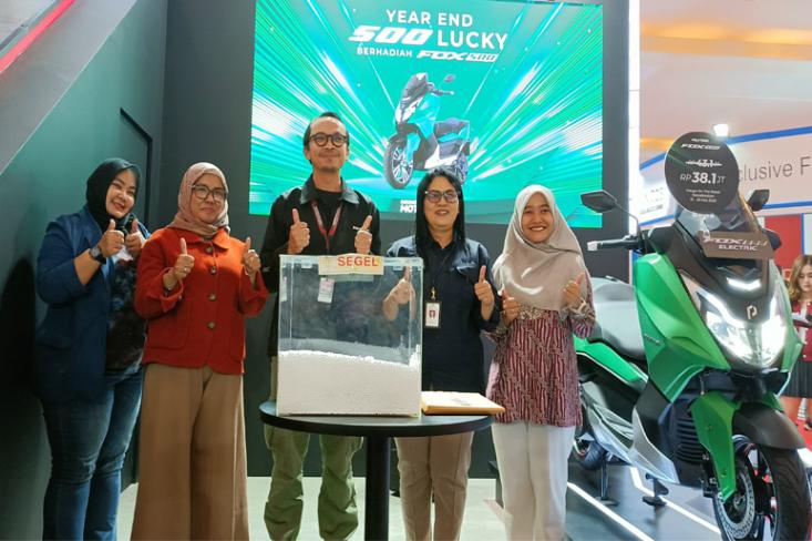 Ilman Fachrian Fadly, Head of Group Product Electric Vehicle Polytron (ketiga dari kiri) dalam acara Press Day Polytron pada IIMS 2025 sebelum melakukan pengundian pemenang motor listrik kepada konsumen yang beruntung (Foto: Efa)