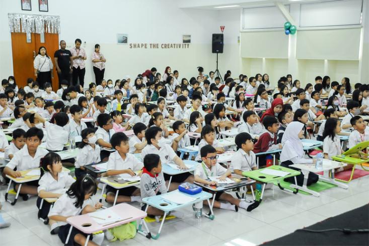 Kinderfield Primary School Depok menggandeng Majalah Kiko, untuk memberikan workshop “Kelas Kreatif Bersama Kiko Just For Kids” kepada sejumlah 400 siswa (Foto : Rudy)