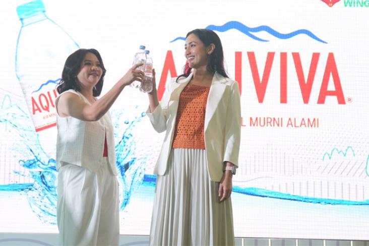 (ki-ka) Devi Chrisnatalia, Senior Brand Manager AQUVIVA dan dokter influencer, dr. Nadia Alaydrus, M.Kes., A3M, Dipl. AAAM melakukan bottle toast di acara peluncuran Aquviva, Selasa (25/2/25) di Jakarta (Foto: Ist)