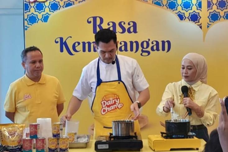 Chef Jerry Andrean (tengah) mendemokan resep Bola Creamy Juara disaksikan Teh Shanty (kanan) dan Dodi Afandi, Marketing Manager PT Etika Beverages Indonesia (kiri). Foto: Novi