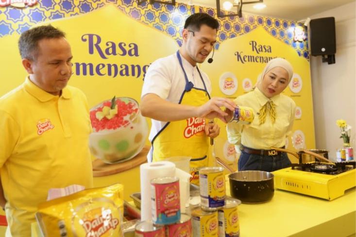 Ki-ka: Dodi Afandi (Marketing Manager PT Etika Beverages Indonesia), Chef Jerry Andrean (Juara MasterChef Indonesia Season 7), dan Teh Shanty Denny. Foto: Ist.