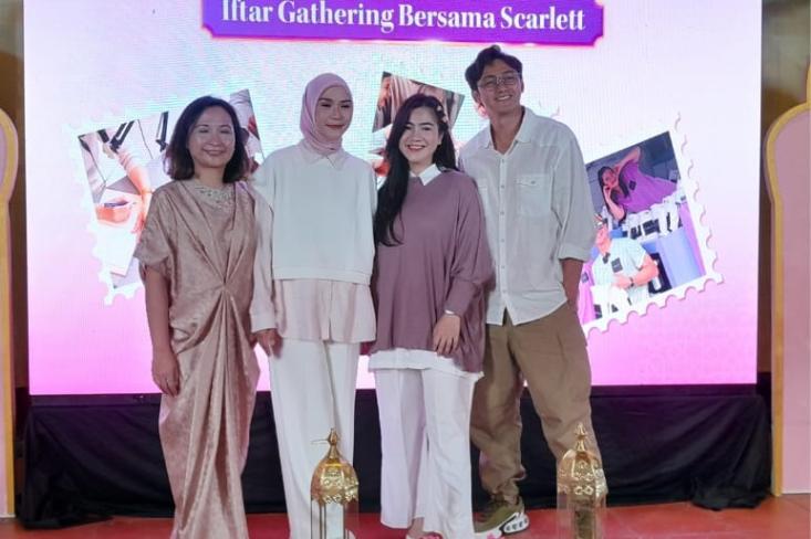 Ki-ka: Fiona Anjani (Chief Marketing Officer Scarlett), Zaskia Adya Mecca (Scarlett Beauty Impact Advocate), Felicya Angelista (Co-Founder Scarlett), dan Caesar Hito (Suami Felicya Angelista). Foto: Novi