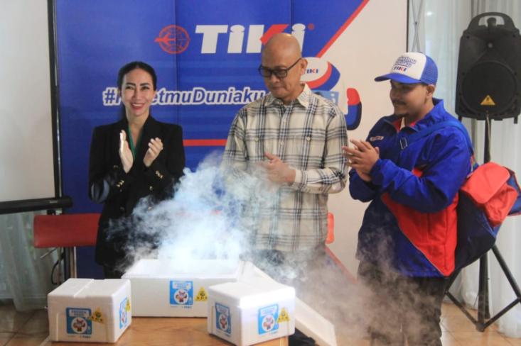 Yulina Hastuti (kiri), Direktur Utama TIKI, didampingi oleh Edwin Widiantoro, Head of Operations & IT TIKI (tengah), meresmikan peluncuran TIKI FROOZY, inovasi terbaru layanan pengiriman makanan beku di Jakarta, Selasa (11/3)