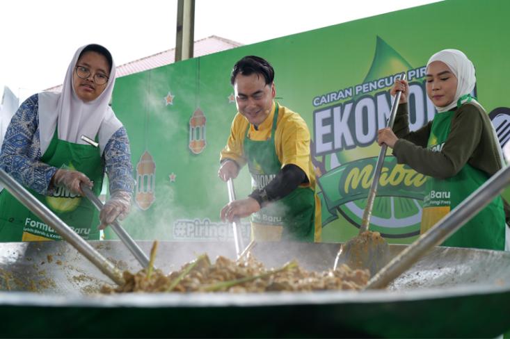 Chef Steby masak besar tengkleng ayam rica-rica bersama santri di Pondok Pesantren Darul Muttaqien yang digelar oleh Ekonomi Pencuci Piring (Foto: Ist)