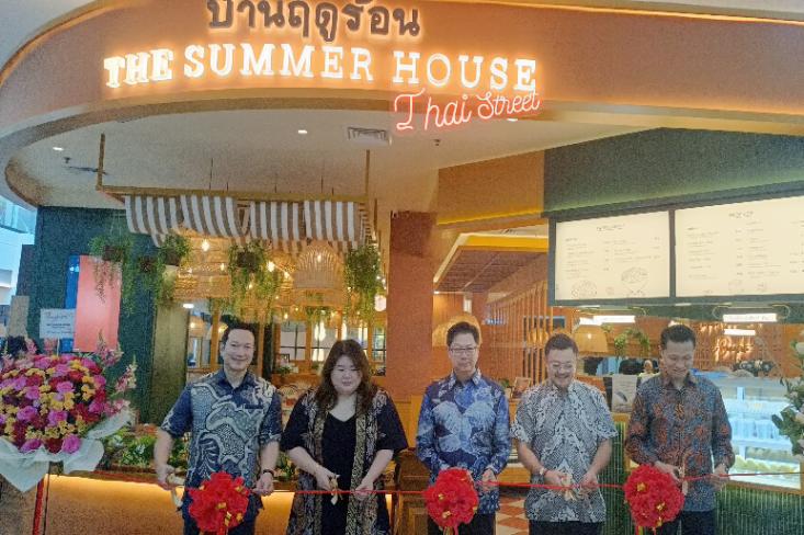 (ki-ka) Eddy Halim (Direktur Supermal Karawaci), Yana Salim (Owner Supermal Karawaci), H.E Mr. Prapan Disyatat (Duta Besar Thailand), Stanley Ramon Marcellius (CEO KOBA Group), William Johnson Tjan, (COO KOBA Group) pada peresmian The Summer House