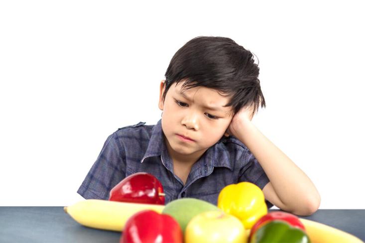 Agar tetap semangat berpuasa, pastikan sahur dengan makanan bergizi seperti karbohidrat, protein, dan buah, serta minum cukup air (Ilustrasi: Freepik)