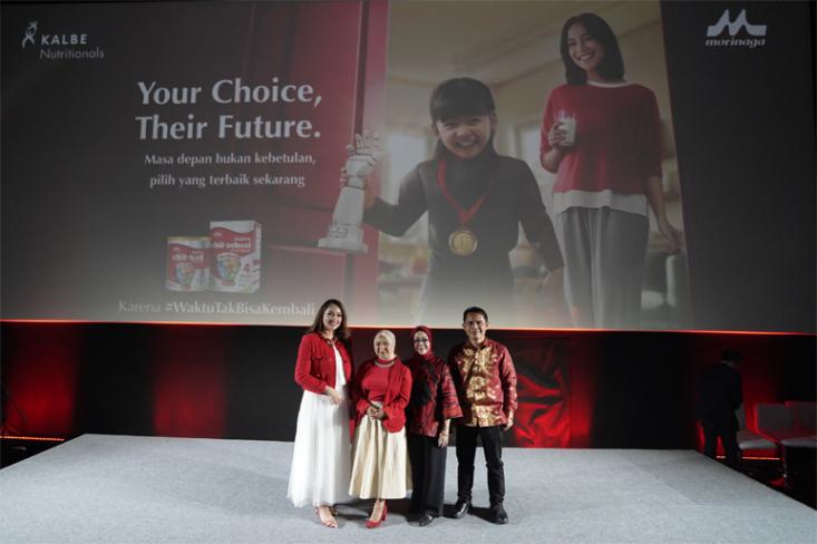 Ki-ka: Reisa Broto Asmoro, Kenty Novita Pratiwi (Senior Brand Manager Morinaga), Prof. Dr. Rose Mini Agoes Salim, M.Psi, dan Dr. Muliaman Mansyur, Health Communicator Kalbe Nutritionals. Foto: Ist