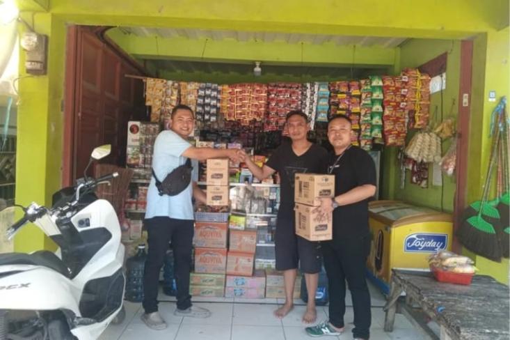 Memberikan bantuan nyata dan tepat waktu kepada 597 toko mitra ritel yang produknya terdampak oleh bencana. Foto: Ist