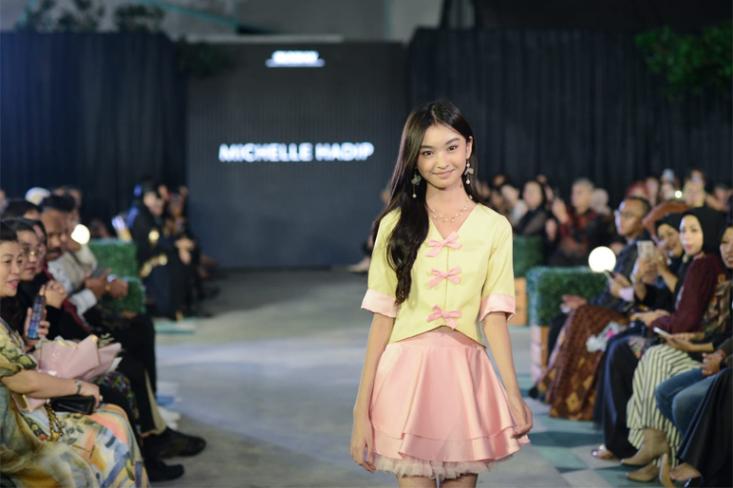 Michelle Hadip, desainer muda Indonesia tampil memukau memamerkan 6 koleksi busana terbarunya di ajang The Runway di Bandung yang melibatkan 32 desainer dari Indonesia dan mancanegara (Foto: Ist)