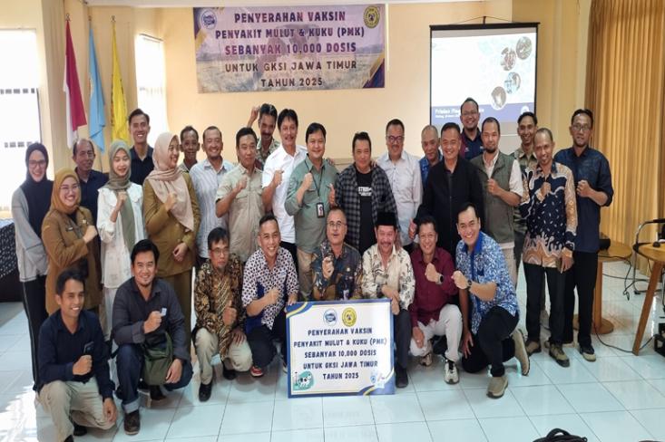 Penyerahan donasi sebanyak 10.000 dosis vaksin penyakit mulut dan kuku (PMK) dari PT. Frisian Flag Indonesia ke perwakilan peternak sapi perah dari GKSI Jawa Timur (Foto : Ist)