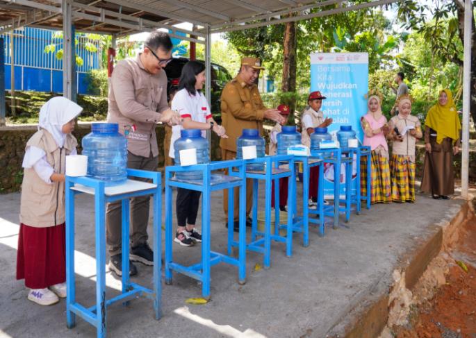 Bupati Maros, Perwakilan WINGS, dan UNICEF memperagakan cuci tangan pakai sabun yang baik dan benar didampingi oleh Duta Bersih Sehat (Foto: Ist)
