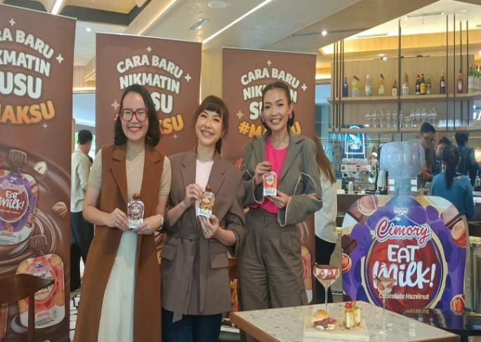 (ki-ka) Anggia Pratiwi Pulungan (Marketing Director Cimory Indonesia) dan Chef Putri Miranti Indra dalam acara peluncuran Cimory Eat Milk di Societe Sarinah, Jakarta (Foto: Efa)