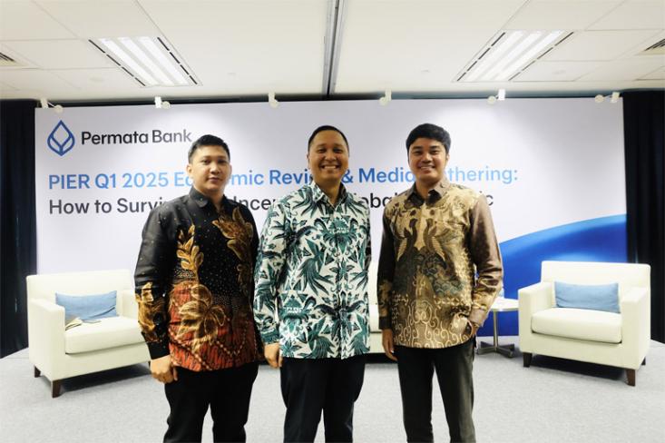 Ki-ka: Adjie Harisandi-Head of Industry & Regional Research Permata Bank; Josua Pardede-Chief Economist Permata Bank; dan Faisal Rachman-Head of Macroeconomics & Market Research Permata Bank dalam acara PIER Economic Review Q1 2025. Foto: Ist