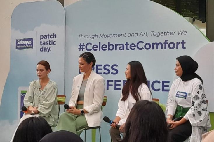 Ki-ka: Tara de Thouars-Clinical Psychologist, Rima Melati-Aktris dan Profesional Kebugaran dan Kesehatan, Deera Dewi-Founder of De’Atmara and Yoga Instructor, dan Ira Guci-Product Manager Salonpas Pain Relief Patch. Foto: Novi