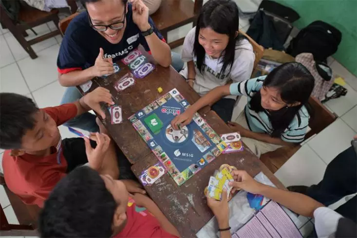 Lukman Auliadi, Head of Customer & Marketing MSIG Life, bermain board game uang dan asuransi bersama anak-anak binaan ISCO Foundation. Foto: Ist