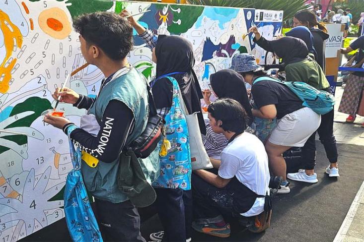 WWF-Indonesia berkolaborasi dengan Earth Hour Indonesia, Pusat Perbukuan Kemendikbudristek, dan Program INOVASI menggelar Festival Seni Jalanan “Warna untuk Bumi“. Foto: Dok. WWF
