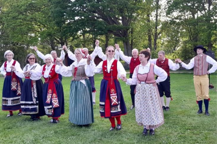 Rayakan Midsommar dengan tarian tradisional Swedia. Foto: Novi