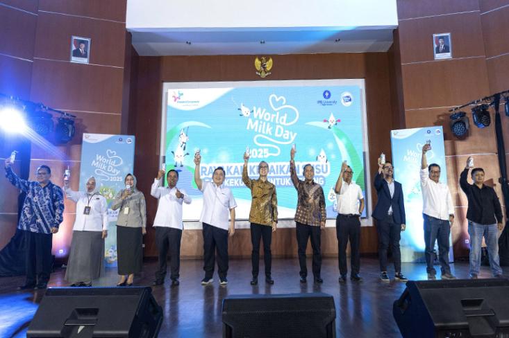Selebrasi Milk Toss dalam acara Perayaan Hari Susu Sedunia 2025 dan Hari Susu Nusantara oleh Frisian Flag Indonesia dan IPB bertajuk Rayakan Kebaikan Susu, Raih Kekuatan untuk Menang (Foto: Ist)