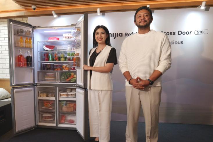 (ki-ka) Chef Devina Hermawan dan Andi Renreng, Marketing Director Xiaomi Indonesia dalam acara peluncuran Mijia Refrigerator Cross Door 510L di Jakarta, Kamis, 5 Juni 2025 (Foto: Efa)