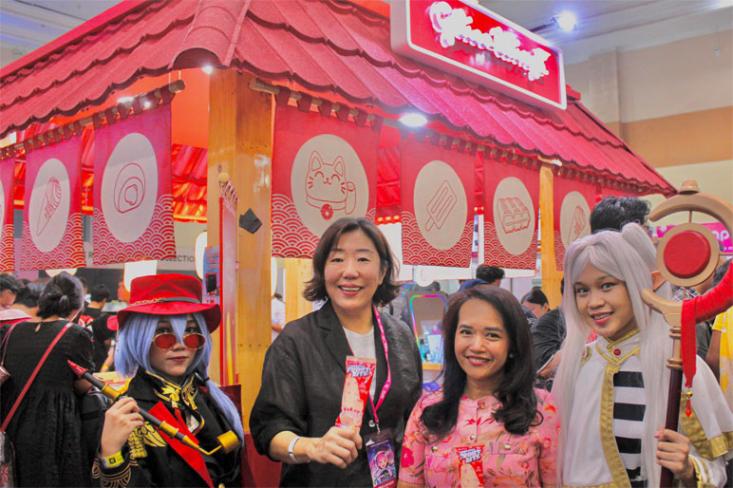 Mari Hendro (Direktur PT Anime Festival Asia) dan Mulyarasti Soehoed (Head of Marketing Glico WINGS) bersama Cosplayer di AFA Indonesia 2025 (Foto: Dok Ruzka Indonesia/Wings)