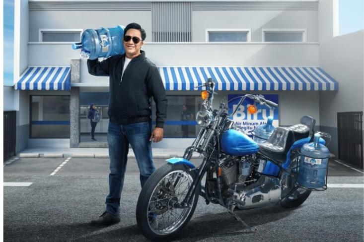 Ketika “juara“ air minum bertemu komedian favorit, Andre Taulany touring bawa galon. Foto: Ist