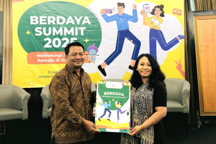 Simbolisasi penyerahan modul Swipe Safe dari Husnul Maad, Country Director ChildFund International di Indonesia kepada perwakilan Kementerian Sosial RI dalam acara Berdaya Summit 2025 (Foto: Ist)