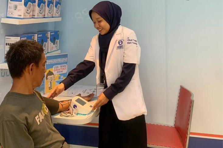 Solusi kesehatan praktis, OMRON dan Apotek Alpro kini hadir lebih dekat. Foto: Ist