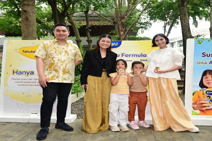 Ki-ka: Dr. dr. Ray Wagiu Basrowi, Anissa Ardiellaputri, dua anak BebeMoms, dan Caca Tengker. Foto: Ist