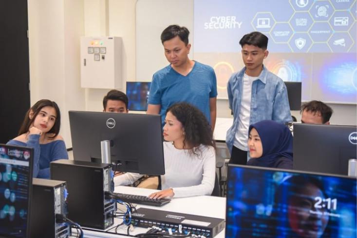 Raih dua gelar sarjana internasional sekaligus tanpa perlu studi di luar negeri. Foto: Ist