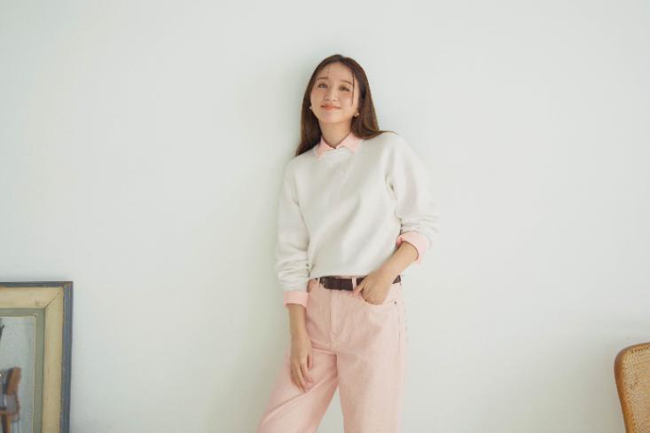 Sweater Katun Lembut Kerah Bulat, salah satu rekomendasi pakaian hangat dan ringan dari UNIQLO untuk menghadapi cuaca tak menentu (Foto: Ist)