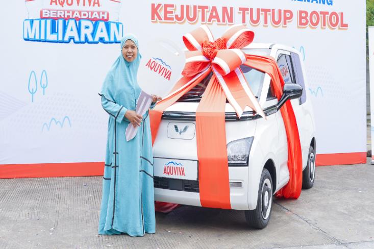 Ibu Leni, Pemenang Mobil Pertama Kejutan Tutup Botol AQUVIVA Berhadiah Miliaran (Foto: Ist)