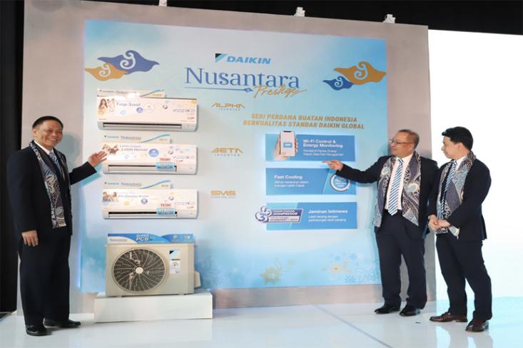 Ki-ka: Presdir PT Daikin Industries Indonesia (DIID)-Khamhaeng Boonthavee, Presdir PT Daikin Airconditioning Indonesia (DID)-Shinji Miyata, dan Direktur PT Daikin Airconditioning Indonesia, Direktur PT Daikin Industries Indonesia-Budi Mulia. Foto:Ist
