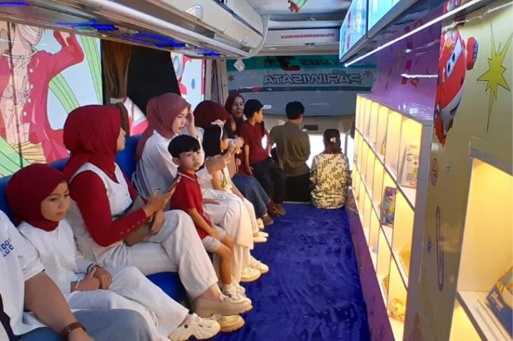 DELI FUTURE BUS yang warna-warni dan keren, akan mengajak kita keliling kota sambil seru-seruan. Foto: Novi