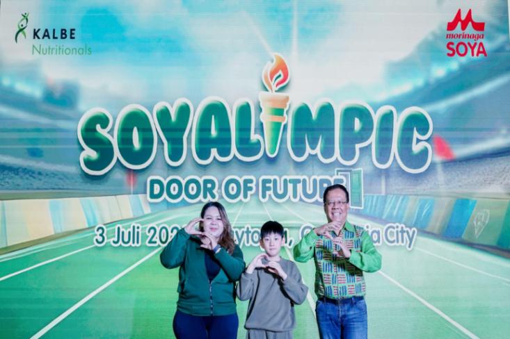 (ki-ka) Betzylia Wahyuningsih, Brand Manager Morinaga Soya, Ryu Kintaro dan Prof. Dr. Budi Setiabudiawan, dr.Sp.A(K), M.Kes, Dokter Spesialis Alergi dan Imunologi Anak pada acara The Final Game Soyalympic Door of Future 2025 (Foto: Efa)