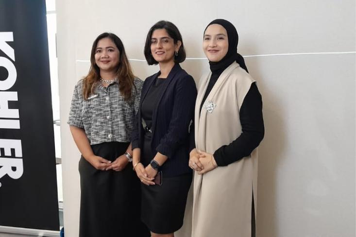 Ki-ka: Maria Veronica-Head of Marketing PT Kohler Indonesia, Shreya Malik-General Manager KOHLER Indonesia, Malaysia, Singapore, dan Marissa Meditania M. Psi.-pakar kesehatan mental saat konferensi pers di ajang IndoBuildTech 2025. Foto: Novi