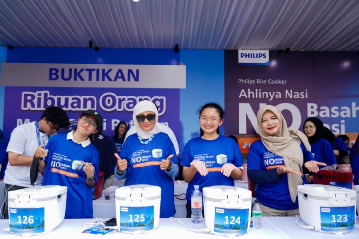 Prosesi memasak nasi serentak selama dua hari non-stop menggunakan ratusan Philips Rice Cooker di Pekan Raya Jakarta 2025, Sabtu, 5 Juli 2025 (Foto: Ist)