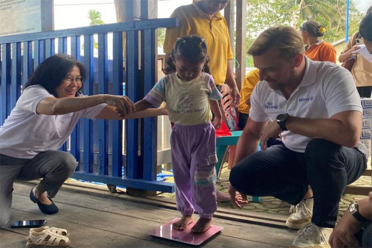 Allianz Indonesia bersama doctorSHARE di Posyandu Melati Pulau Kei, Maluku Tenggara. Foto: Ist