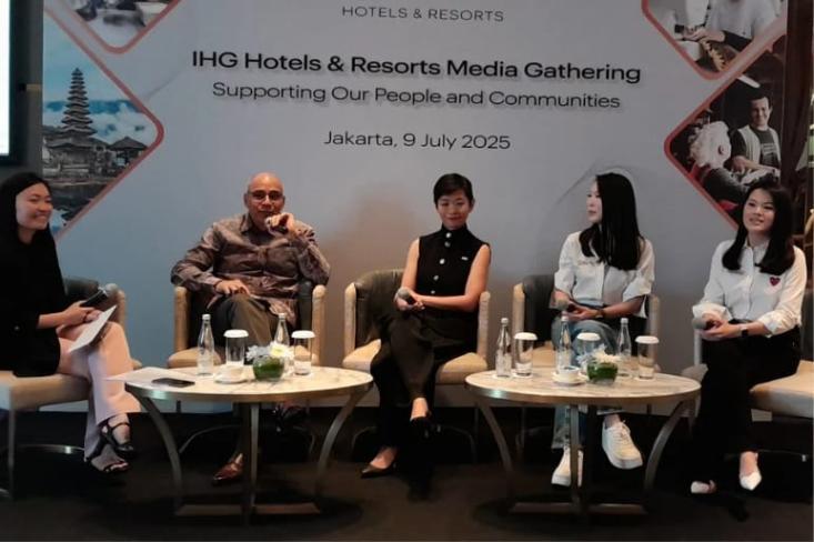 Ki-ka: MC, Anil Pathak, Regia Jahja, Sabrina Bensawan, dan Elena Bensawan. Foto: Novi