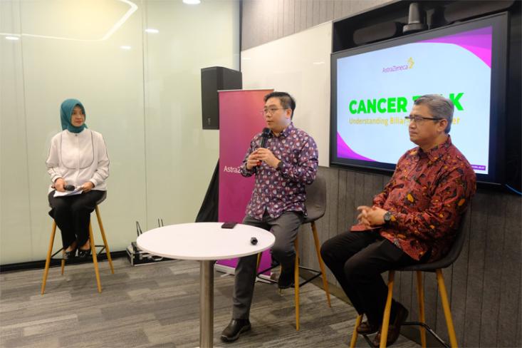 Ki-ka: Pratiwi Astar (MC), Dr. Feddy, Head of Medical Affairs AstraZeneca Indonesia, dan Prof. Dr. dr. Ikhwan Rinaldi, Sp.PD-KHOM, M.Epid, M.Pd.Ked., FINASIM, FACP, seorang Dokter Spesialis Hematologi Onkologi Medik. Foto: Ist