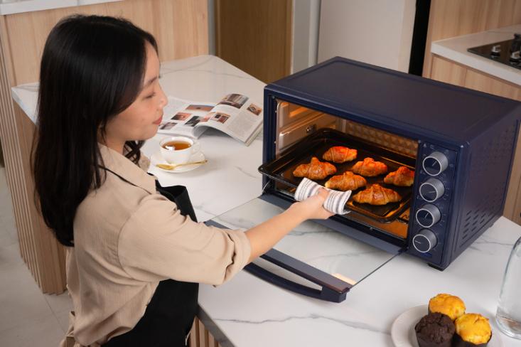 Dukung kreasi usaha kuliner rumahan, Polytron meluncurkan Kitchenmate Oven Listrik Low Watt terbaru dengan Fitur Fermentation dan Stay On Timer di gelaran Jakarta Fair 2025 (Foto: Ist)