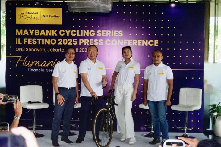 Ki-ka: Widya Permana-Project Director Maybank Cycling Series Il Festino 2025, Steffano Ridwan-President Director PT Bank Maybank Indonesia TBK, Sigi Wimala-Sport Enthusiast, dan Pratomo Setyadi-Race Director Maybank Cycling Series Il Festino 2025./Is