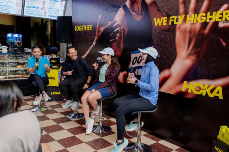 Ki-ka: Panji Cakrasantana (GM Marketing MAP Aktif), Gisella Anastasia (Indonesian singer, model, presenter, and actress), dan Stena Wakkary (Captain Hoka Run Club). Foto: Ist