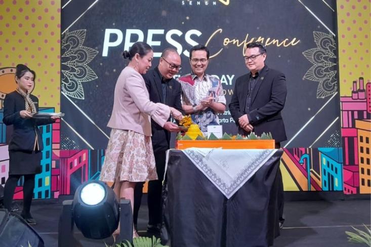 Elly Christin, Direktur PT Nusa Mandiri Properti memotong tumpeng meresmikan Millennium Mall menjadi Mal Atrium Senen. Foto: Novi
