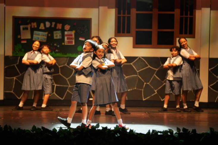 Alf sebagai Sadam (kiri) dan Ann sebagai Sherina (kanan) dalam pertunjukan Musikal Petualangan Sherina (Foto: Ist)