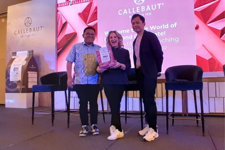 Ki-ka: Ciptadi Sukono (Managing Director ASEAN, Barry Callebaut), Chef Kirsten Tibballs (Callebaut Global Ambassador), dan Irawadi (Marketing Manager Barry Callebaut Indonesia). Foto: Novi