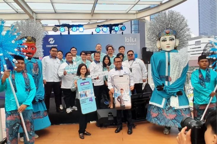 Ki-ka (Depan): Lanny Budiati, Direktur Utama BCA Digital dan Fadly Hasan, Direktur Bisnis Dan Pemanfaatan Aset PT Transportasi Jakarta. Foto: Novi