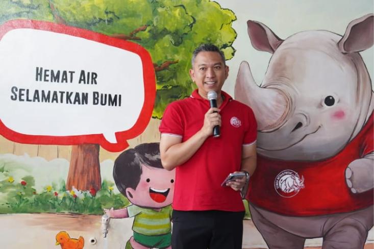 Surindro Kalbu Adi, Director of Commercial & Logistic PT Cemindo Gemilang Tbk (Semen Merah Putih) memberi kata sambutan pada Kamis, 17 Juli 2025, di SLB Mini Bakti, Jakarta. Foto: Ist