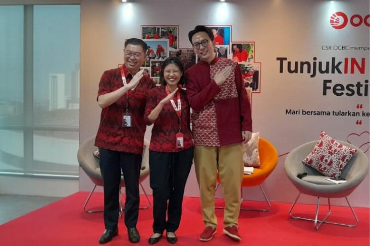 Ki-ka: Heriyanto, Direktur OCBC; Aleta Hanafi, Brand & Communications Division Head OCBC; dan Adrie Basuki, Desainer Mode Berkelanjutan. Foto: Novi