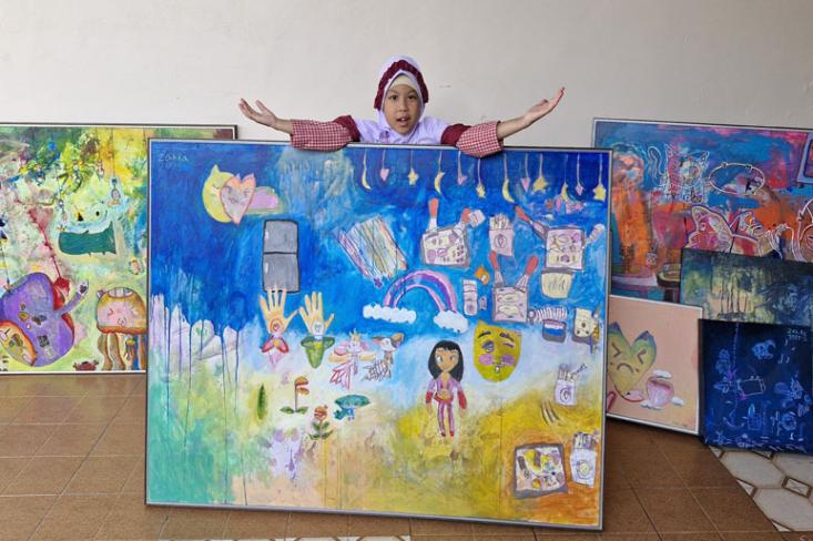 Melalui pameran tunggal ini, teman-teman diajak untuk menyelami dunia Azzahra yang kaya warna, simbol, dan makna (Foto : Ist)